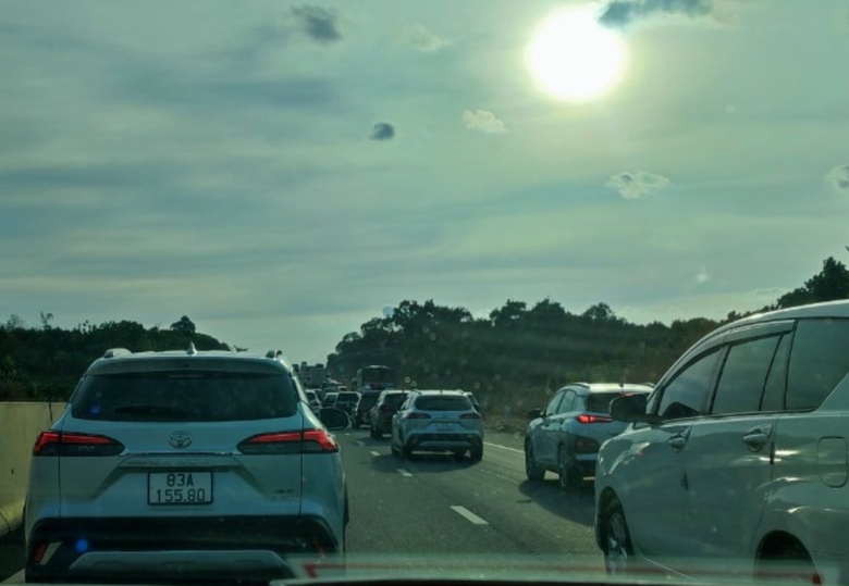 Người d&acirc;n kết th&uacute;c kỳ nghỉ sớm, cao tốc Phan Thiết - Dầu Gi&acirc;y đ&ocirc;ng đ&uacute;c- Ảnh 2.