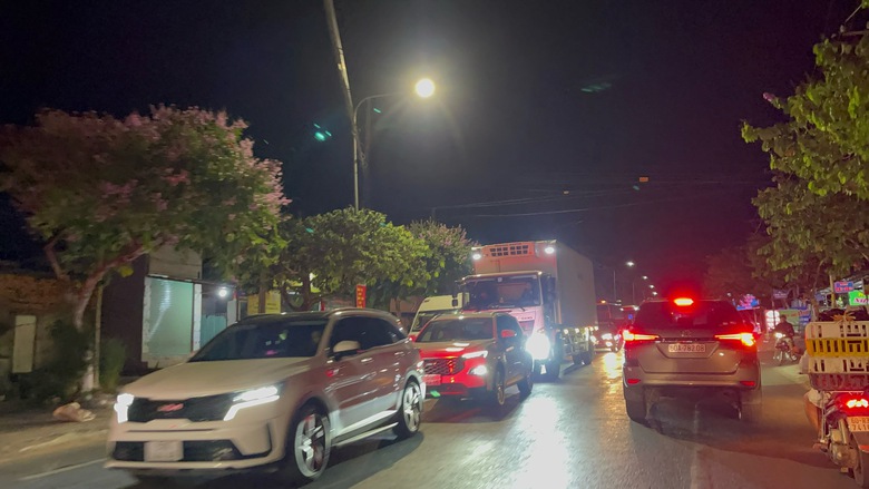 Người d&acirc;n kết th&uacute;c kỳ nghỉ sớm, cao tốc Phan Thiết - Dầu Gi&acirc;y đ&ocirc;ng đ&uacute;c- Ảnh 8.