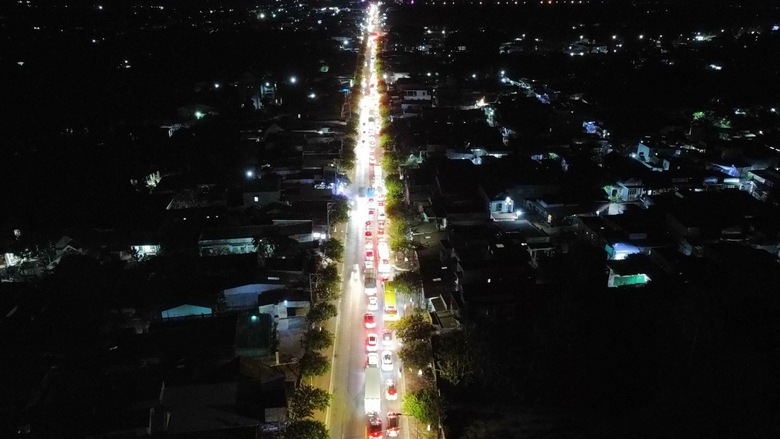 Người d&acirc;n kết th&uacute;c kỳ nghỉ sớm, cao tốc Phan Thiết - Dầu Gi&acirc;y đ&ocirc;ng đ&uacute;c- Ảnh 7.