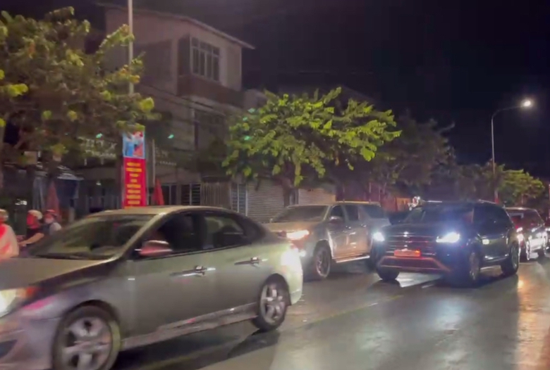 Người d&acirc;n kết th&uacute;c kỳ nghỉ sớm, cao tốc Phan Thiết - Dầu Gi&acirc;y đ&ocirc;ng đ&uacute;c- Ảnh 10.