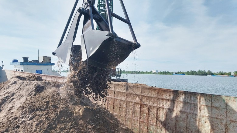 Đồng Th&aacute;p: Kh&ocirc;ng nghiệm thu c&ocirc;ng tr&igrave;nh sử dụng c&aacute;t kh&ocirc;ng h&oacute;a đơn, chứng từ- Ảnh 2.