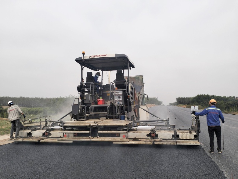 Đại c&ocirc;ng trường cao tốc Bắc - Nam giai đoạn 2 rầm rập tiếng m&aacute;y những ng&agrave;y cả nước nghỉ lễ- Ảnh 1.