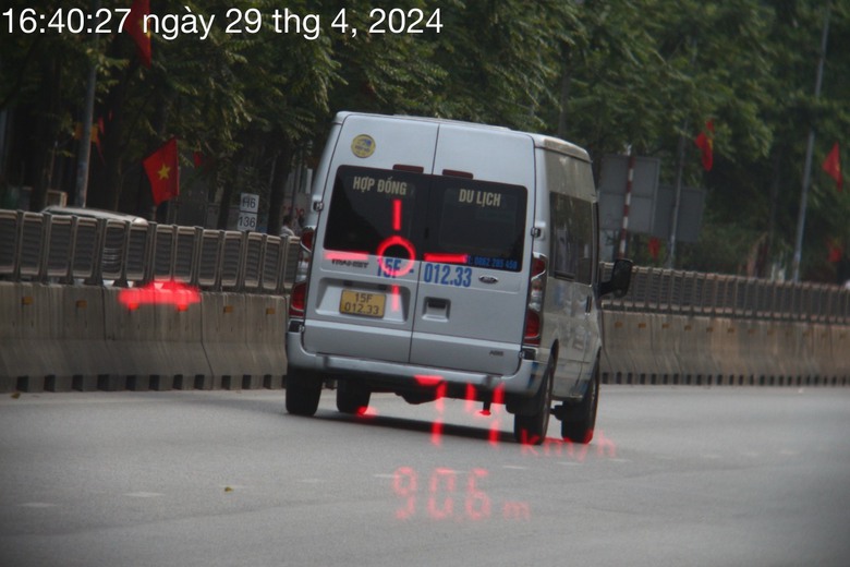 Phát hiện tài xế xe du lịch không bằng lái, dương tính với ma túy, vi phạm tốc độ- Ảnh 1. Phát hiện tài xế xe du lịch không bằng lái, dương tính với ma túy, vi phạm tốc độ- Ảnh 1.