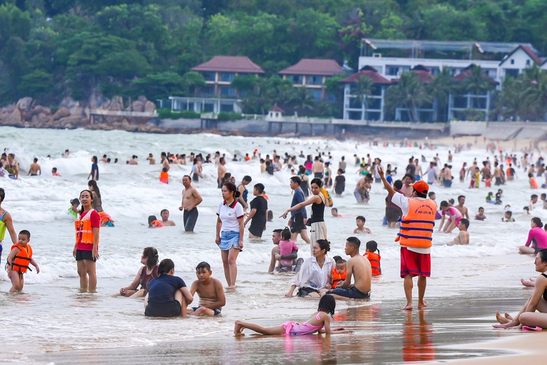 Nhiều điểm du lịch ở B&igrave;nh Định đ&ocirc;ng nghẹt kh&aacute;ch ng&agrave;y lễ- Ảnh 5.