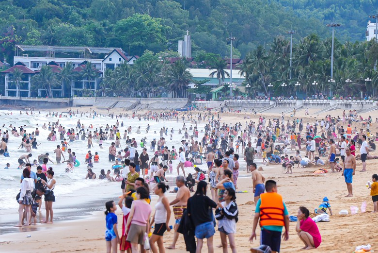 Nhiều điểm du lịch ở B&igrave;nh Định đ&ocirc;ng nghẹt kh&aacute;ch ng&agrave;y lễ- Ảnh 2.