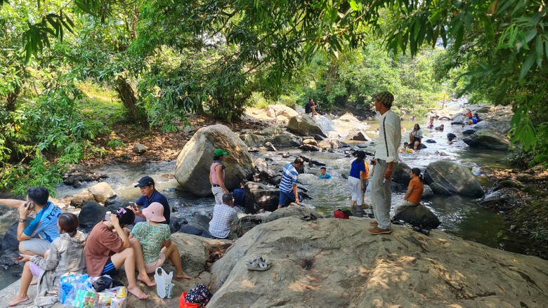 Nhiều điểm du lịch ở B&igrave;nh Định đ&ocirc;ng nghẹt kh&aacute;ch ng&agrave;y lễ- Ảnh 6.