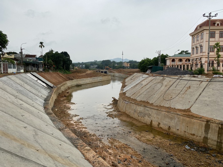 Quảng Ninh: X&acirc;y cầu, l&agrave;m k&egrave; trăm tỷ x&oacute;a thế c&ocirc; lập, ngập lụt nơi phố n&uacute;i- Ảnh 6.