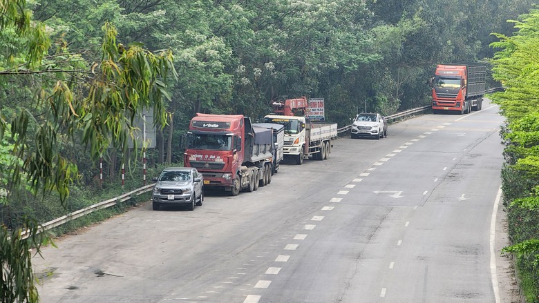 Bị xử lý lỗi dừng đỗ trên quốc lộ, tài xế trần tình đủ mọi lý do- Ảnh 1. Bị xử lý lỗi dừng đỗ trên quốc lộ, tài xế trần tình đủ mọi lý do- Ảnh 1.