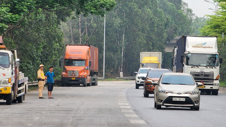 Bị xử lý lỗi dừng đỗ trên quốc lộ, tài xế trần tình đủ mọi lý do- Ảnh 4. Bị xử lý lỗi dừng đỗ trên quốc lộ, tài xế trần tình đủ mọi lý do- Ảnh 4.