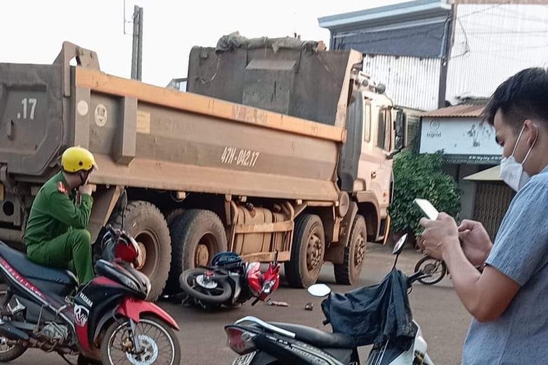 B&eacute; trai bị xe tải c&aacute;n tử vong, người mẹ &ocirc;m thi thể con g&agrave;o kh&oacute;c- Ảnh 1.