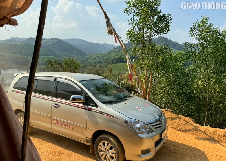 Tự ý mở đường qua rẫy, dựng barie thu tiền xe qua lại- Ảnh 4. Tự ý mở đường qua rẫy, dựng barie thu tiền xe qua lại- Ảnh 4.