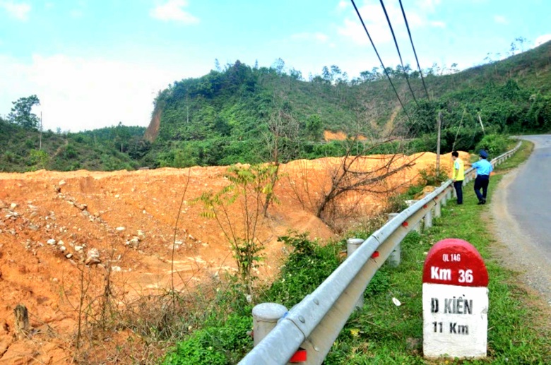 Quảng Nam: H&agrave;nh lang đường bộ bị lấn chiếm từ quốc lộ đến cao tốc- Ảnh 1.