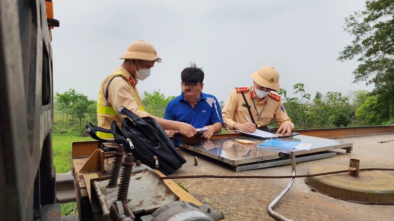 Bị xử lý lỗi dừng đỗ trên quốc lộ, tài xế trần tình đủ mọi lý do- Ảnh 10. Bị xử lý lỗi dừng đỗ trên quốc lộ, tài xế trần tình đủ mọi lý do- Ảnh 10.