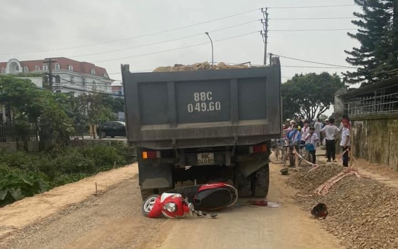Xe tải chở vật liệu thi c&ocirc;ng c&aacute;n nam sinh lớp 4 tử vong- Ảnh 1.