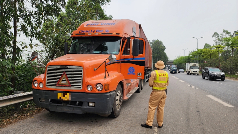 Bị xử lý lỗi dừng đỗ trên quốc lộ, tài xế trần tình đủ mọi lý do- Ảnh 5. Bị xử lý lỗi dừng đỗ trên quốc lộ, tài xế trần tình đủ mọi lý do- Ảnh 5.