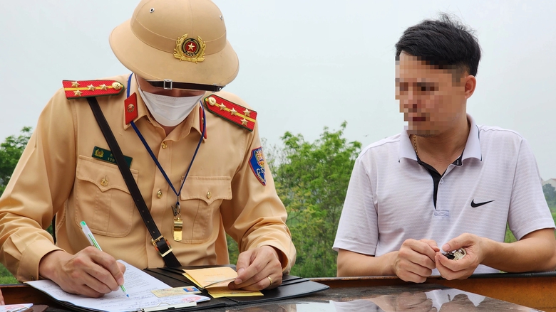 Bị xử lý lỗi dừng đỗ trên quốc lộ, tài xế trần tình đủ mọi lý do- Ảnh 6. Bị xử lý lỗi dừng đỗ trên quốc lộ, tài xế trần tình đủ mọi lý do- Ảnh 6.