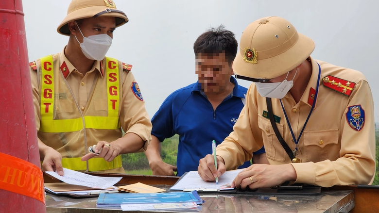 Bị xử lý lỗi dừng đỗ trên quốc lộ, tài xế trần tình đủ mọi lý do- Ảnh 9. Bị xử lý lỗi dừng đỗ trên quốc lộ, tài xế trần tình đủ mọi lý do- Ảnh 9.
