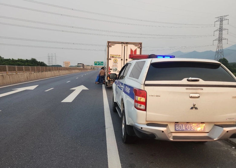 Nắng n&oacute;ng khiến &ocirc; t&ocirc; nổ lốp tr&ecirc;n cao tốc Cam Lộ - La Sơn, CSGT lập đường d&acirc;y n&oacute;ng hỗ trợ- Ảnh 1.