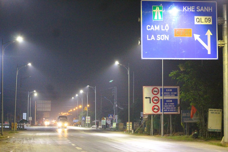 Cắm loạt biển b&aacute;o phương tiện kh&ocirc;ng v&agrave;o cao tốc Cam Lộ - La Sơn- Ảnh 1.