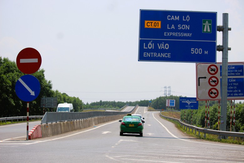 Cắm loạt biển b&aacute;o phương tiện kh&ocirc;ng v&agrave;o cao tốc Cam Lộ - La Sơn- Ảnh 11.