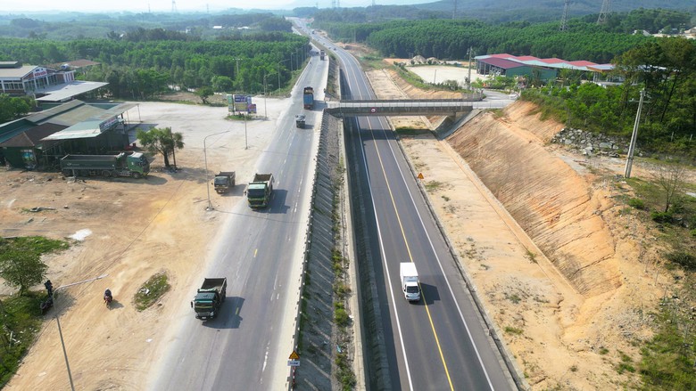 Cắm loạt biển b&aacute;o phương tiện kh&ocirc;ng v&agrave;o cao tốc Cam Lộ - La Sơn- Ảnh 12.