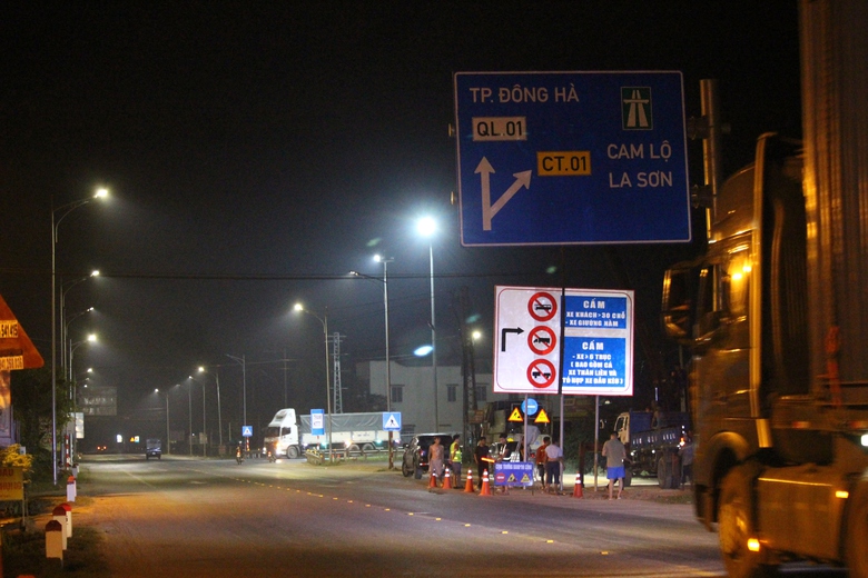 Cắm loạt biển b&aacute;o phương tiện kh&ocirc;ng v&agrave;o cao tốc Cam Lộ - La Sơn- Ảnh 5.