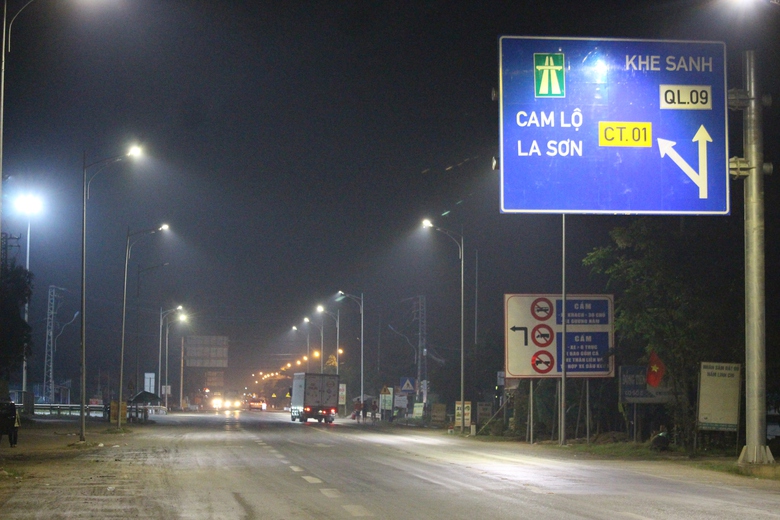 Cắm loạt biển b&aacute;o phương tiện kh&ocirc;ng v&agrave;o cao tốc Cam Lộ - La Sơn- Ảnh 6.