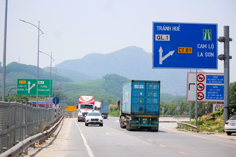 Cắm loạt biển b&aacute;o phương tiện kh&ocirc;ng v&agrave;o cao tốc Cam Lộ - La Sơn- Ảnh 8.