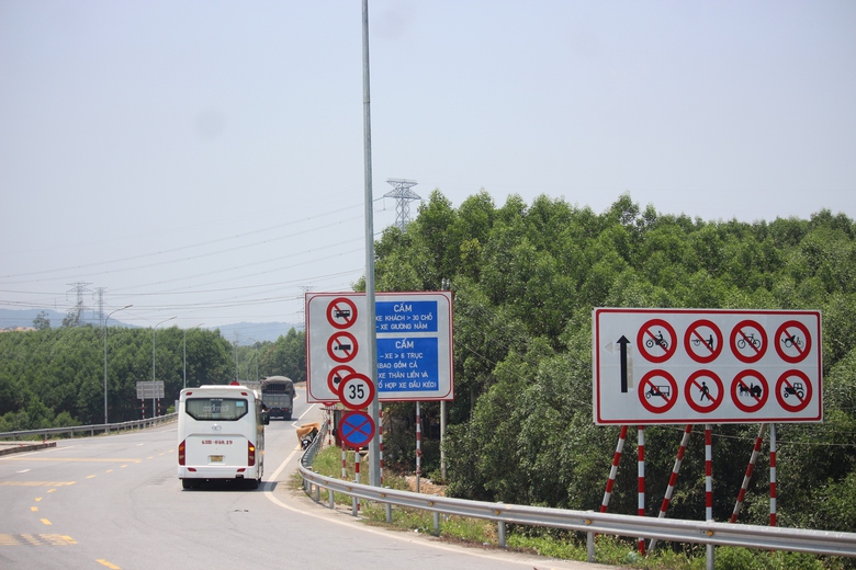 Cắm loạt biển b&aacute;o phương tiện kh&ocirc;ng v&agrave;o cao tốc Cam Lộ - La Sơn- Ảnh 9.