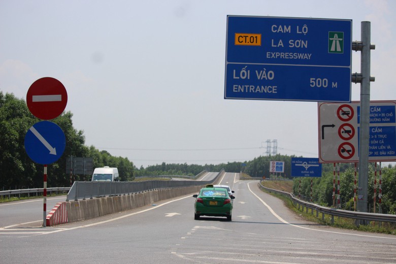 H&igrave;nh ảnh ng&agrave;y đầu xe tải, xe kh&aacute;ch kh&ocirc;ng v&agrave;o cao tốc Cam Lộ - La Sơn- Ảnh 5.