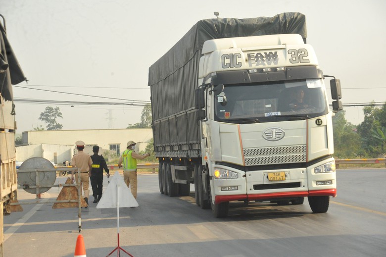 H&igrave;nh ảnh ng&agrave;y đầu xe tải, xe kh&aacute;ch kh&ocirc;ng v&agrave;o cao tốc Cam Lộ - La Sơn- Ảnh 1.