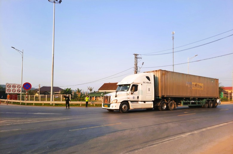 Tăng chốt ph&acirc;n luồng xe kh&aacute;ch tr&ecirc;n 30 chỗ, xe tải nặng kh&ocirc;ng v&agrave;o cao tốc Cam Lộ - La Sơn- Ảnh 2.
