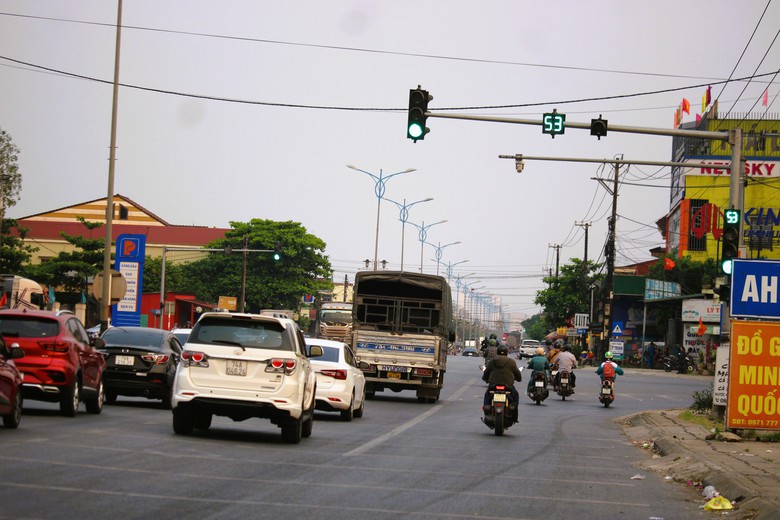 QL1 th&ocirc;ng tho&aacute;ng trong ng&agrave;y đầu điều tiết xe tải nặng kh&ocirc;ng v&agrave;o cao tốc Cam Lộ - La Sơn- Ảnh 4.