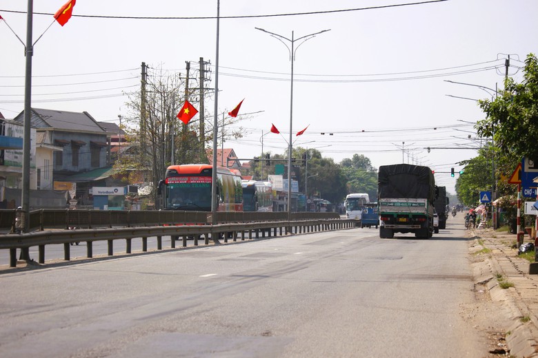 QL1 th&ocirc;ng tho&aacute;ng trong ng&agrave;y đầu điều tiết xe tải nặng kh&ocirc;ng v&agrave;o cao tốc Cam Lộ - La Sơn- Ảnh 9.