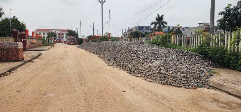 Th&aacute;i B&igrave;nh: Nghi vấn d&ugrave;ng đất thải x&acirc;y dựng tạo mặt bằng s&acirc;n thể thao trung t&acirc;m x&atilde;- Ảnh 2.