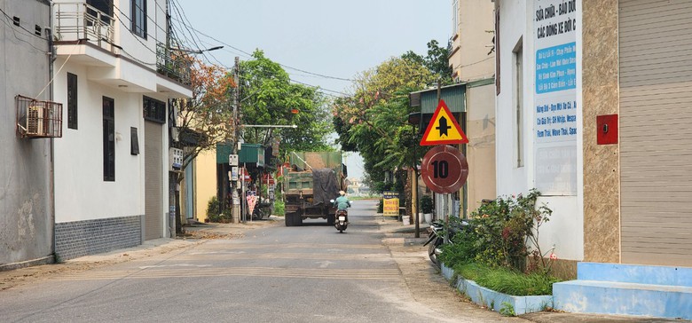 Th&aacute;i B&igrave;nh: Nghi vấn d&ugrave;ng đất thải x&acirc;y dựng tạo mặt bằng s&acirc;n thể thao trung t&acirc;m x&atilde;- Ảnh 4.