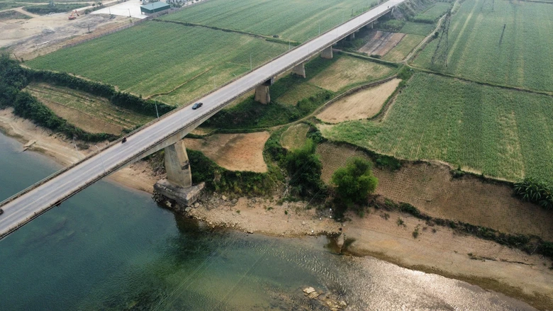 Cầu An H&ograve;a ở Tuy&ecirc;n Quang bị x&oacute;i lở, lộ trơ m&oacute;ng- Ảnh 1.