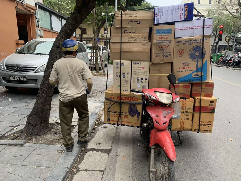 Chở h&agrave;ng cồng kềnh diễu phố, nhiều t&agrave;i xế bị CSGT xử phạt- Ảnh 1.