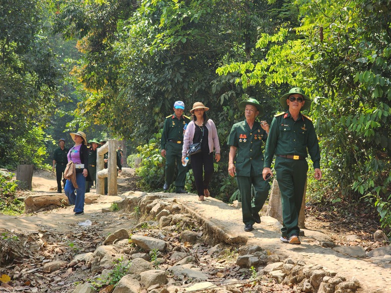 Sống lại thời kỳ h&agrave;o h&ugrave;ng của d&acirc;n tộc khi đặt ch&acirc;n đến Điện Bi&ecirc;n- Ảnh 12.