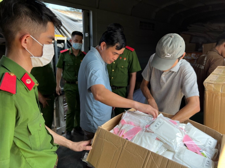 Ph&aacute;t hiện l&ocirc; h&agrave;ng lậu tiền tỷ nhập từ nước ngo&agrave;i về ga S&oacute;ng Thần- Ảnh 1.