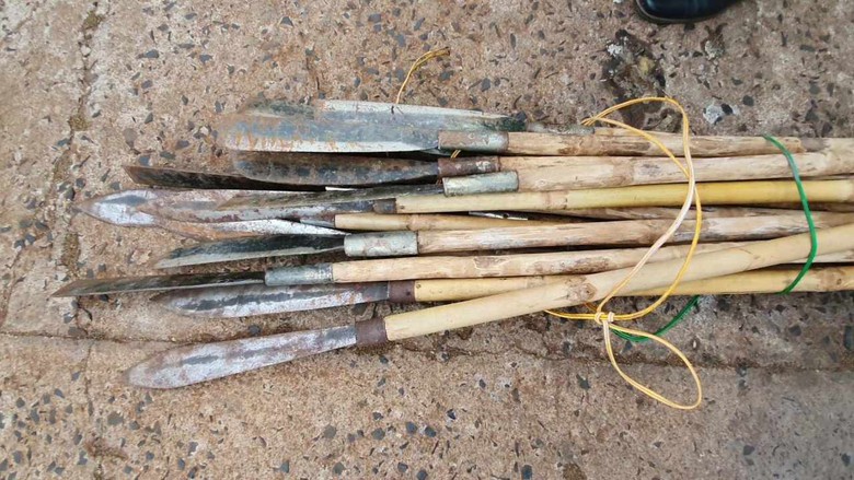 Triệu tập 18 thanh, thiếu ni&ecirc;n mang dao rựa ch&eacute;m nhau tr&ecirc;n phố- Ảnh 2.