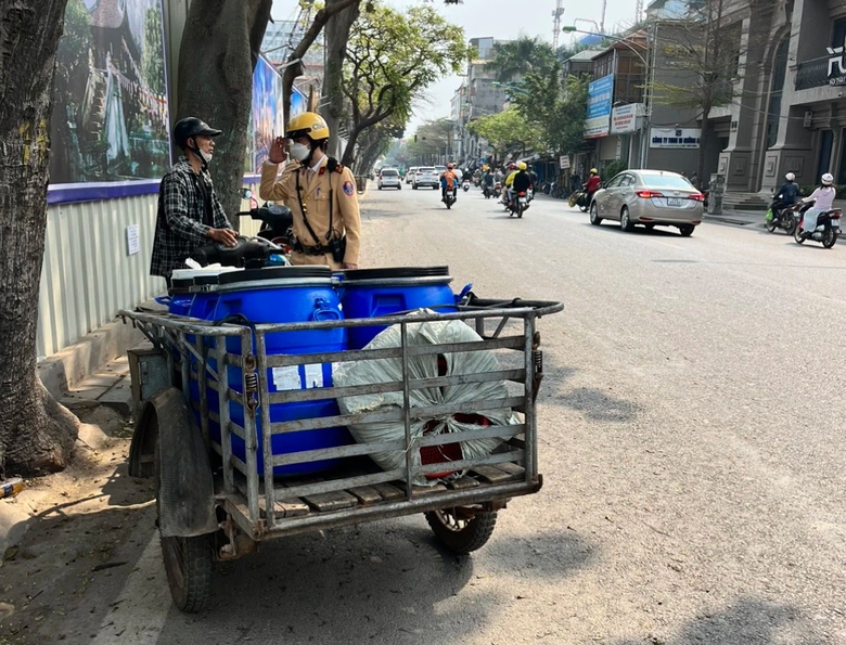 Chở h&agrave;ng cồng kềnh diễu phố, nhiều t&agrave;i xế bị CSGT xử phạt- Ảnh 5.