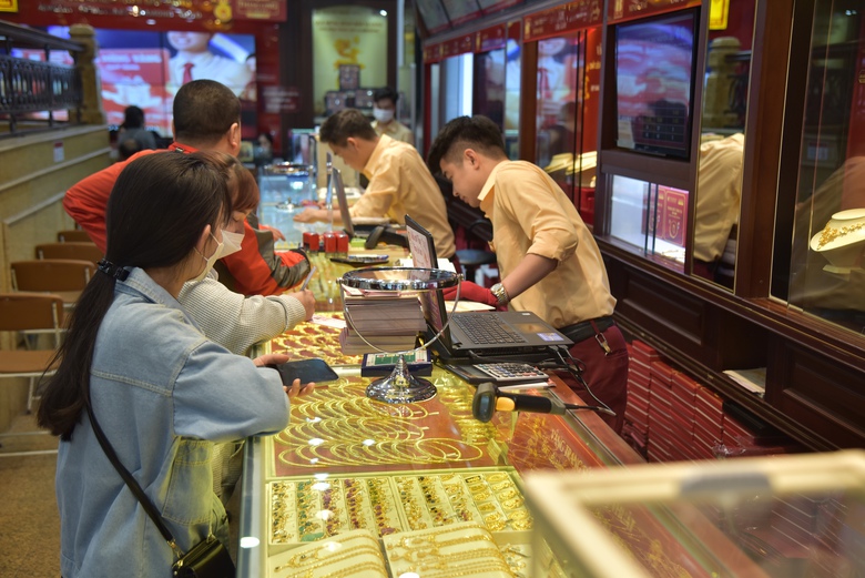 Gi&aacute; v&agrave;ng SJC quay đầu giảm s&acirc;u- Ảnh 1.