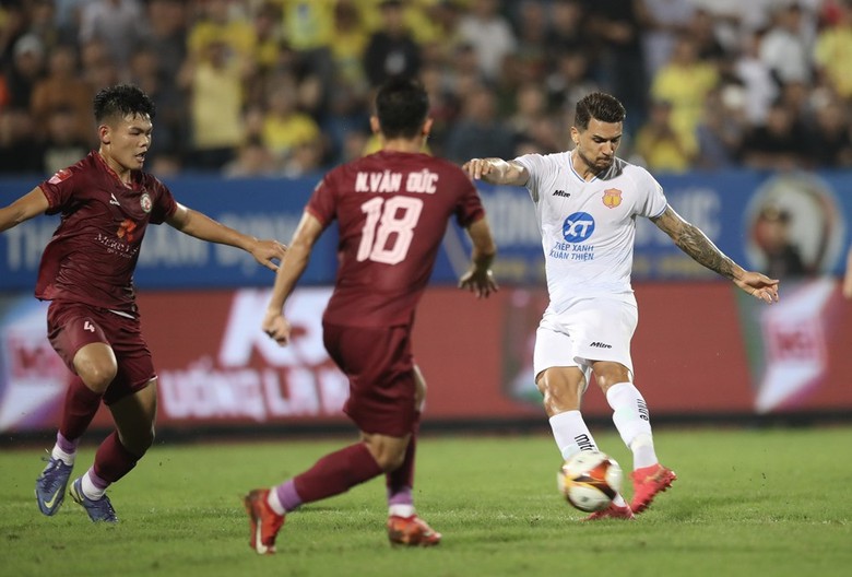 Ng&ocirc;i sao kh&aacute;t khao nhập tịch Việt Nam lập tuyệt phẩm, Nam Định thua ở trận đấu c&oacute; 6 b&agrave;n- Ảnh 1.