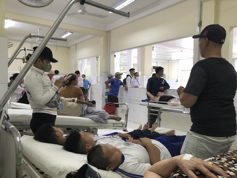 Học sinh lớp 5 tử vong nghi ngộ độc: Th&ecirc;m nhiều em đau bụng, n&ocirc;n &oacute;i- Ảnh 1.