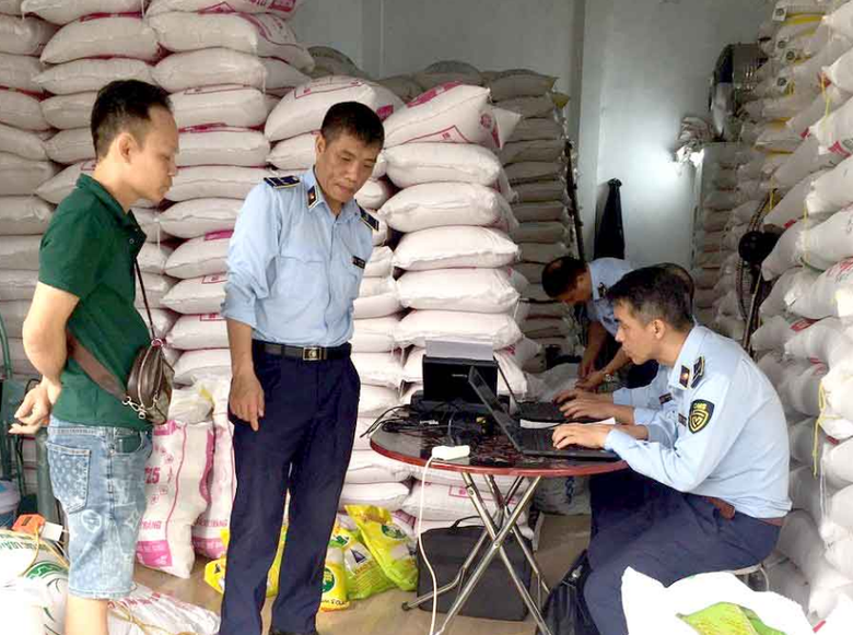 Thu giữ hơn nửa tấn gạo giả mạo thương hiệu Gạo Ông Cua- Ảnh 2. Thu giữ hơn nửa tấn gạo giả mạo thương hiệu Gạo Ông Cua- Ảnh 2.