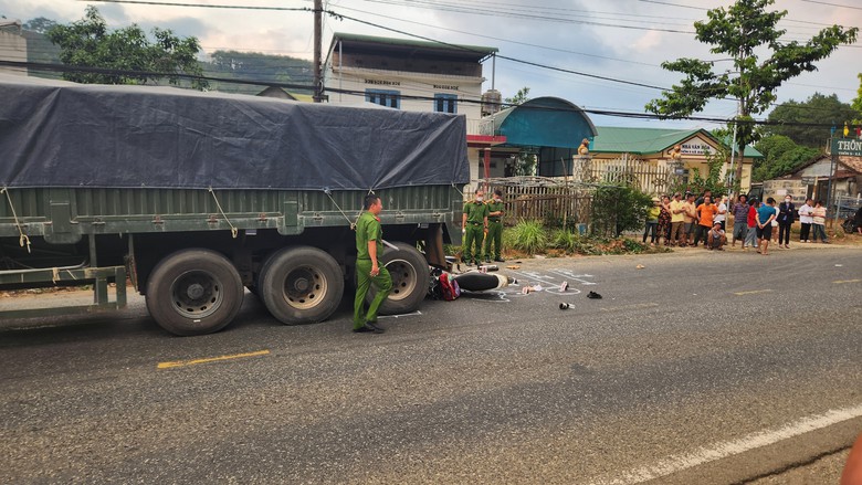 Va chạm với xe đầu k&eacute;o ở L&acirc;m Đồng, con tử vong, mẹ bị thương- Ảnh 2.
