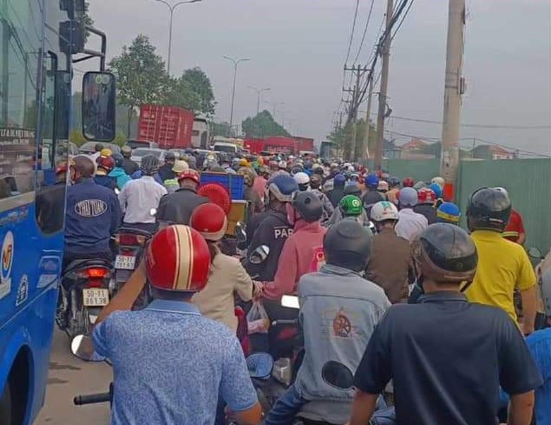 Xe container t&ocirc;ng xe m&aacute;y tr&ecirc;n QL22 khiến 3 người trọng thương- Ảnh 3.