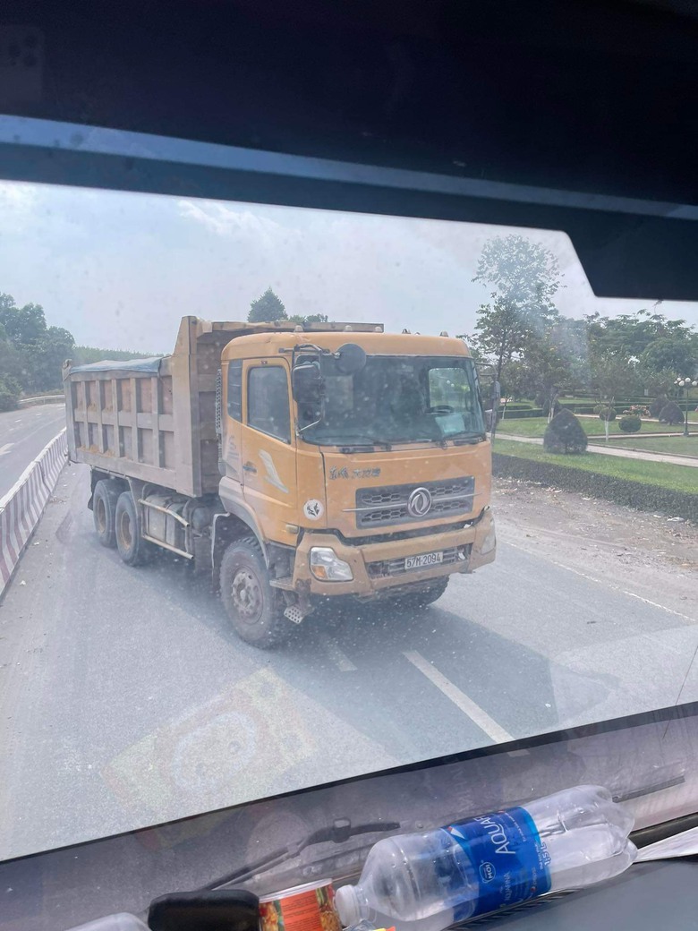 Từ h&igrave;nh ảnh người d&acirc;n cung cấp, t&agrave;i xế xe ben chạy ngược chiều bị c&ocirc;ng an xử phạt- Ảnh 1.