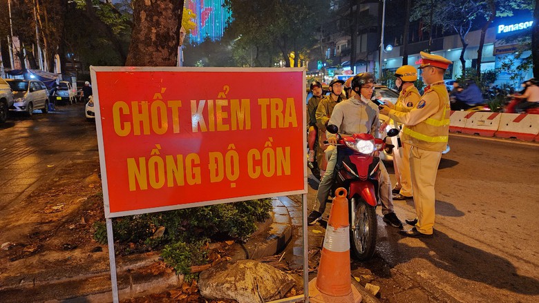 Bị xử phạt vi phạm nồng độ cồn, nam tài xế thanh minh vì "thử vị cocktail"- Ảnh 1. Bị xử phạt vi phạm nồng độ cồn, nam tài xế thanh minh vì "thử vị cocktail"- Ảnh 1.